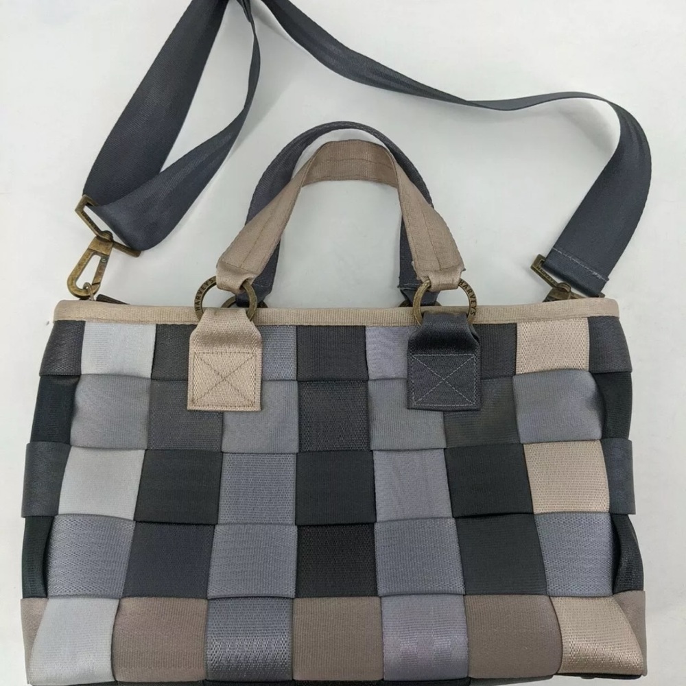 ISO Harveys carriage lrge w/handles, strap, metal zipper, this size. Any color.